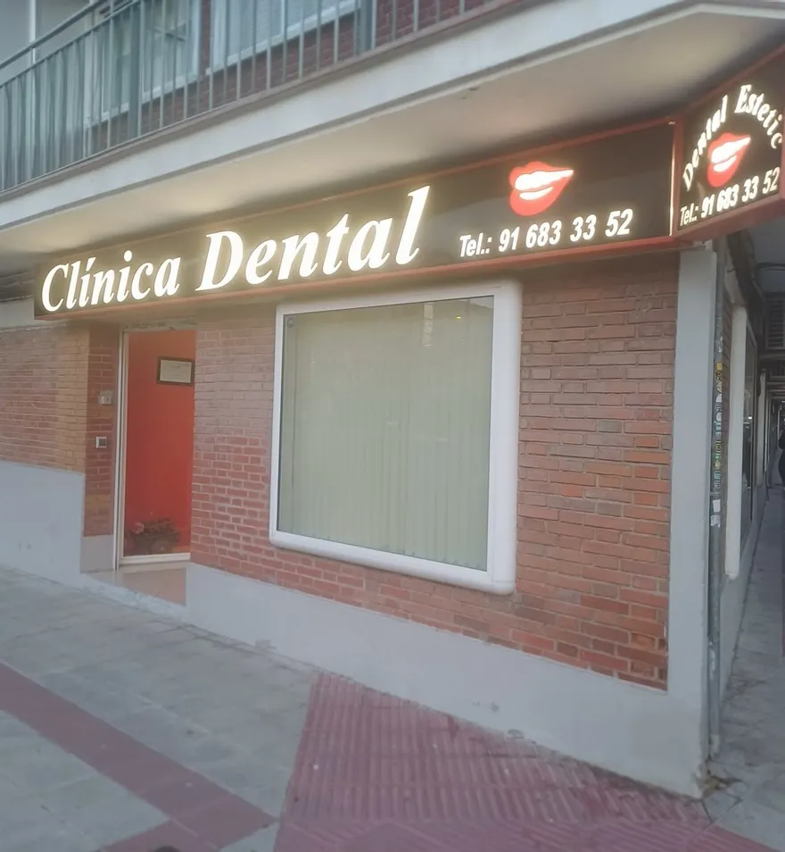 Fachada con cartel "Clínica Dental Estetic" en Calle Oeste