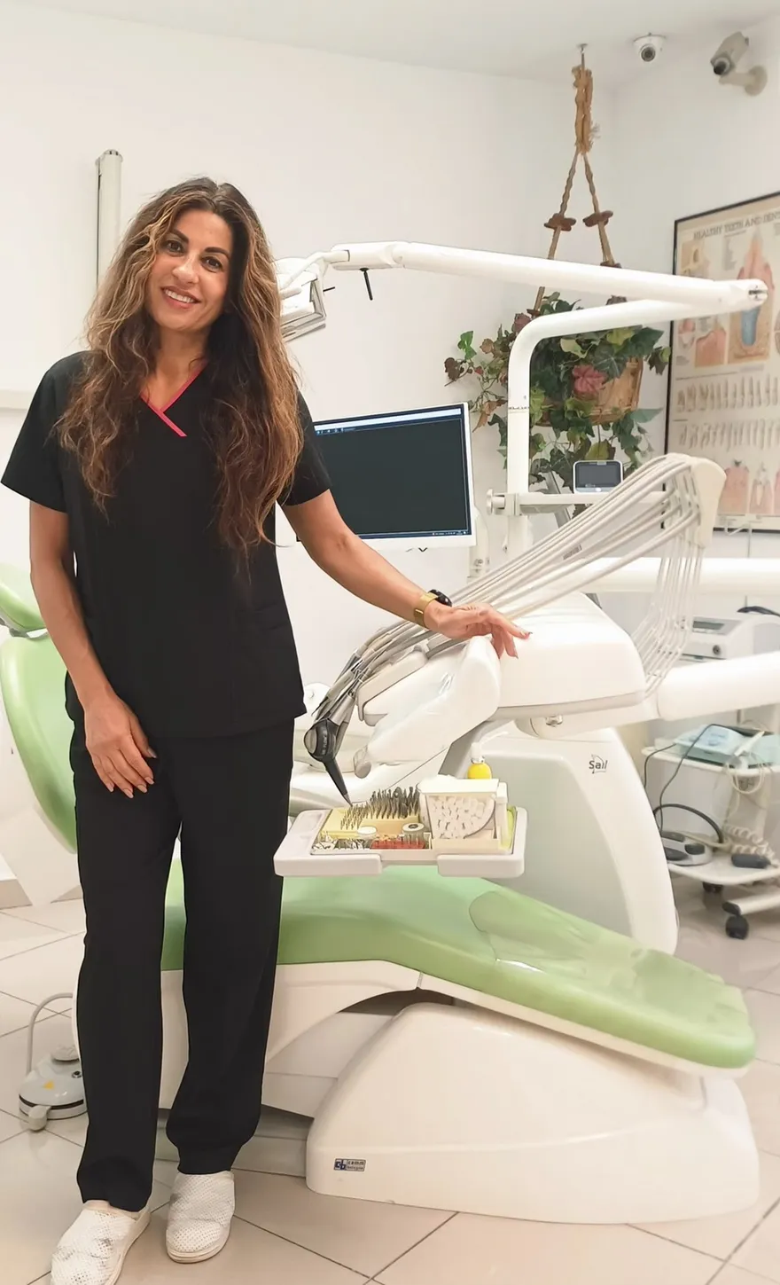 Dra. Maryam junto al sillón clínico